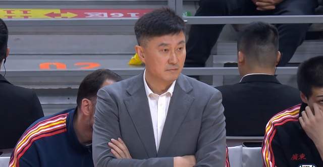 开云体育官网-广东男篮创历史，庆祝海报却引发争议，功勋外援怒了：周琦不配！