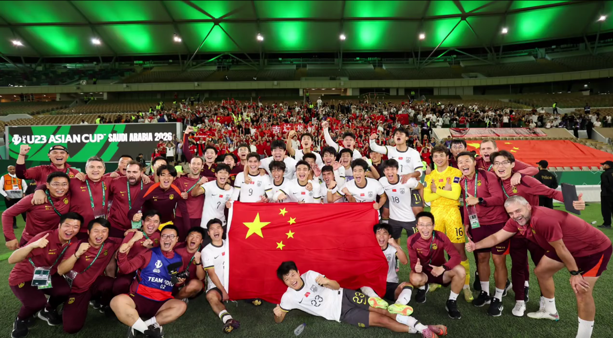 开云app-有爱!鲍世蒙爸妈率10位家人为国足加油,安东尼奥吃惊全队哄堂大笑