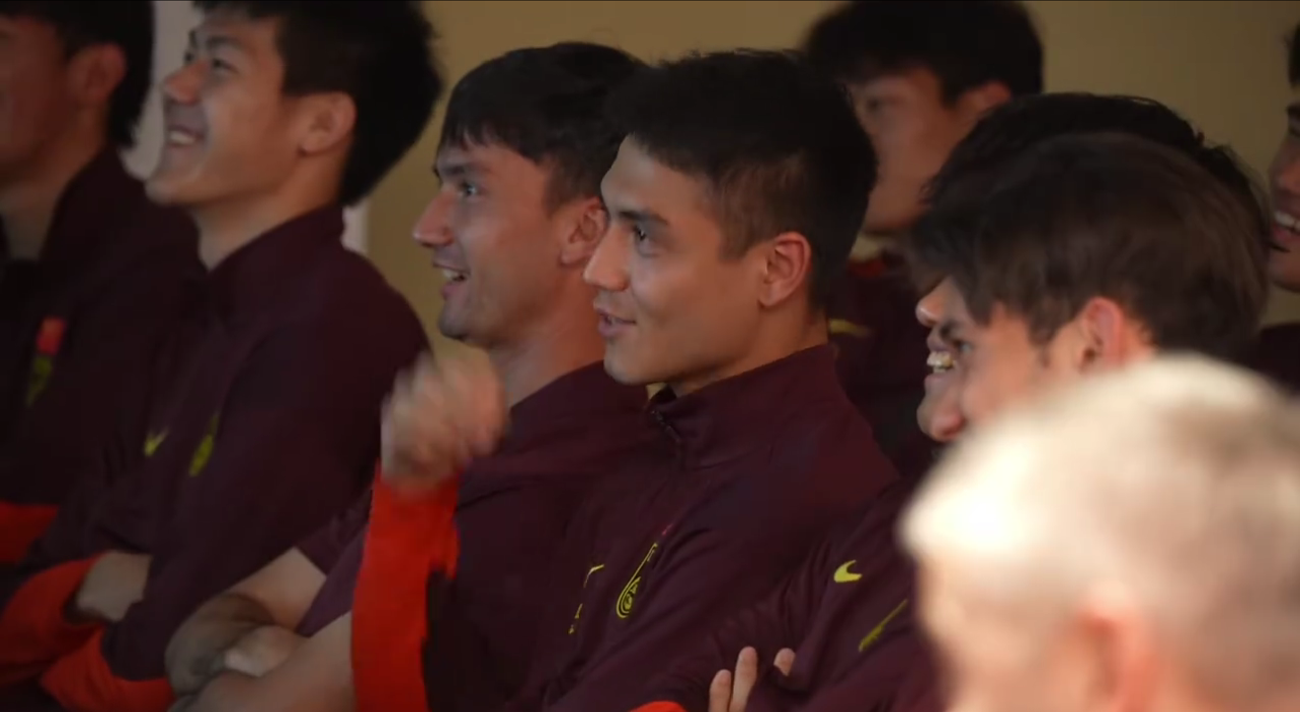 开云app-有爱!鲍世蒙爸妈率10位家人为国足加油,安东尼奥吃惊全队哄堂大笑