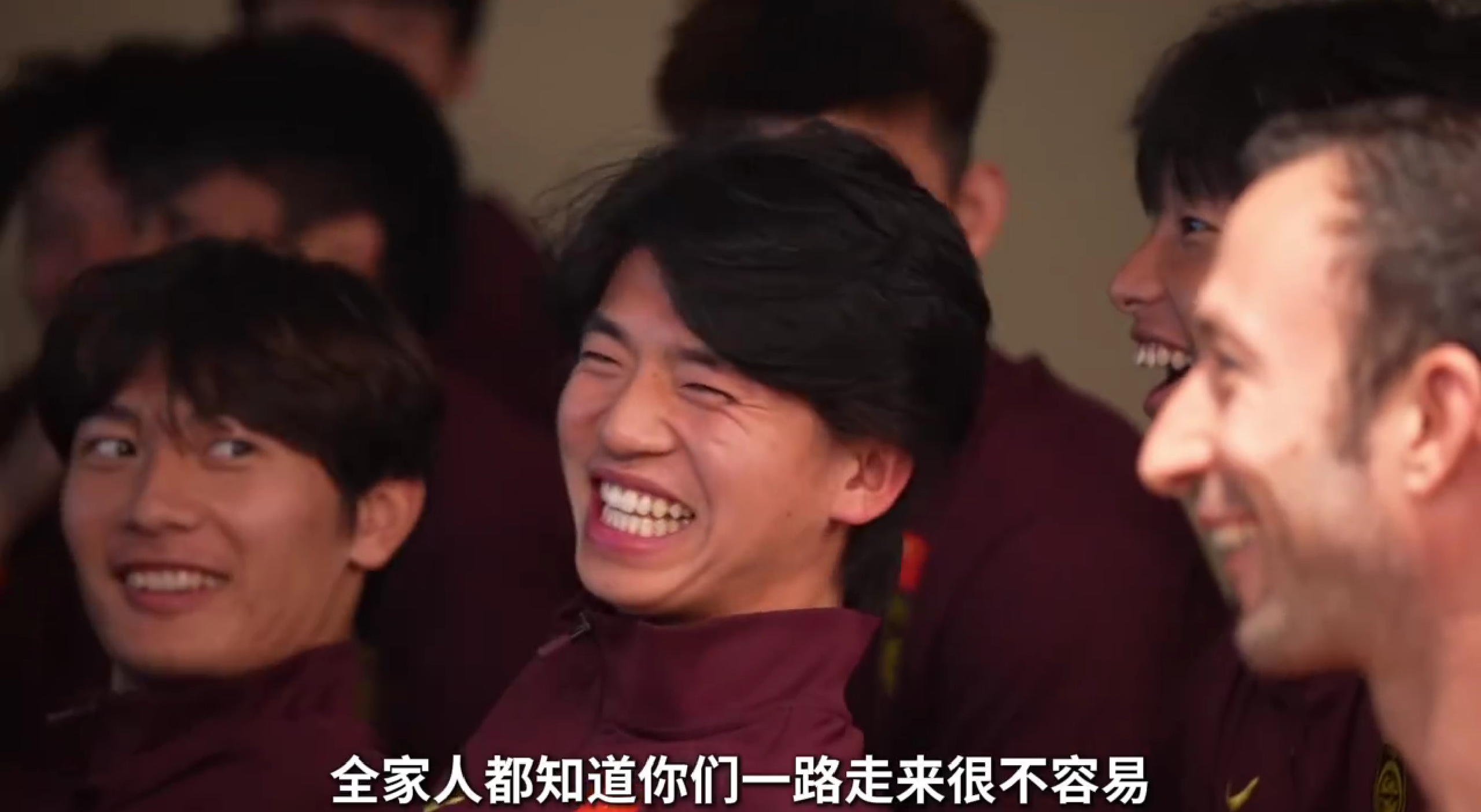 开云app-有爱!鲍世蒙爸妈率10位家人为国足加油,安东尼奥吃惊全队哄堂大笑