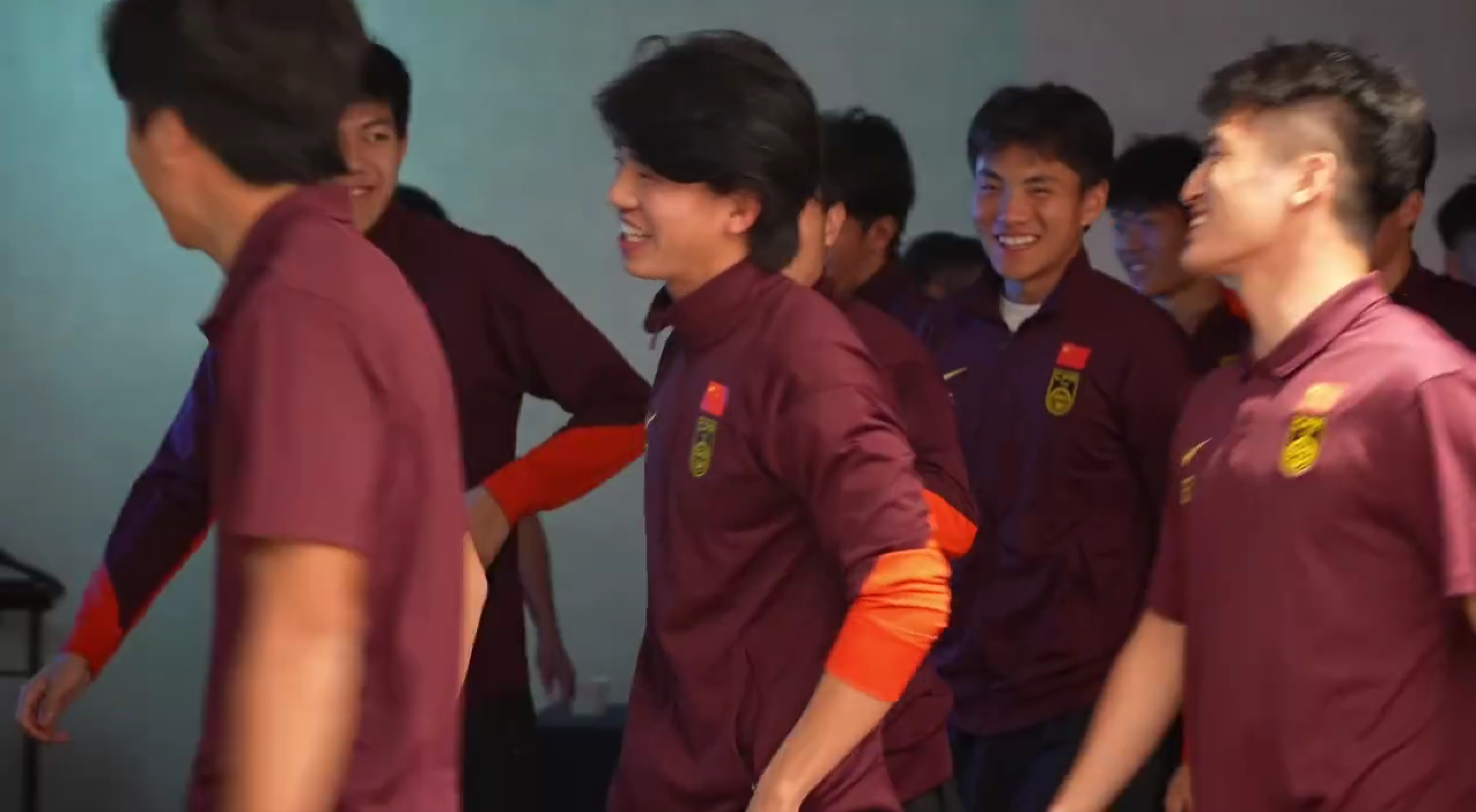 开云app-有爱!鲍世蒙爸妈率10位家人为国足加油,安东尼奥吃惊全队哄堂大笑